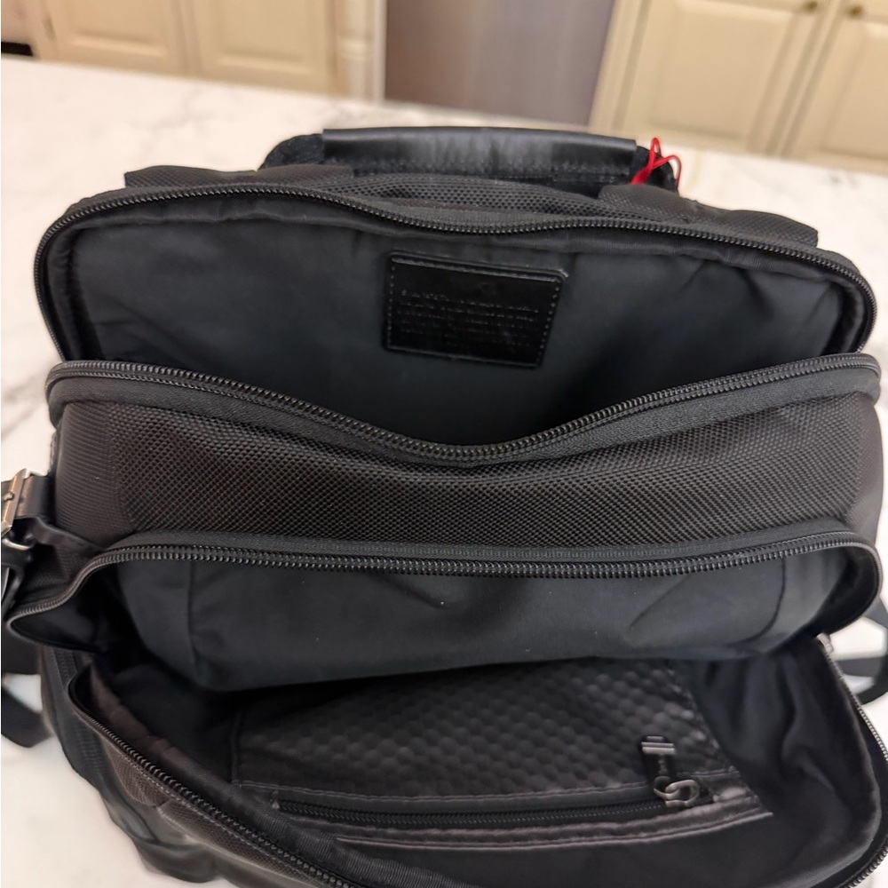 Black tumi backpack - Picture 6 of 6